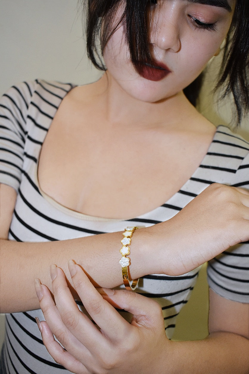 Golden Clover Elegance Bangle