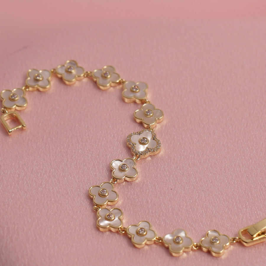 Bracelet with Elegant Floral Design