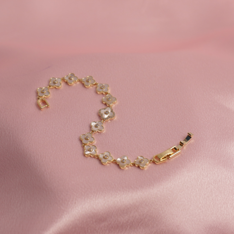 Bracelet with Elegant Floral Design