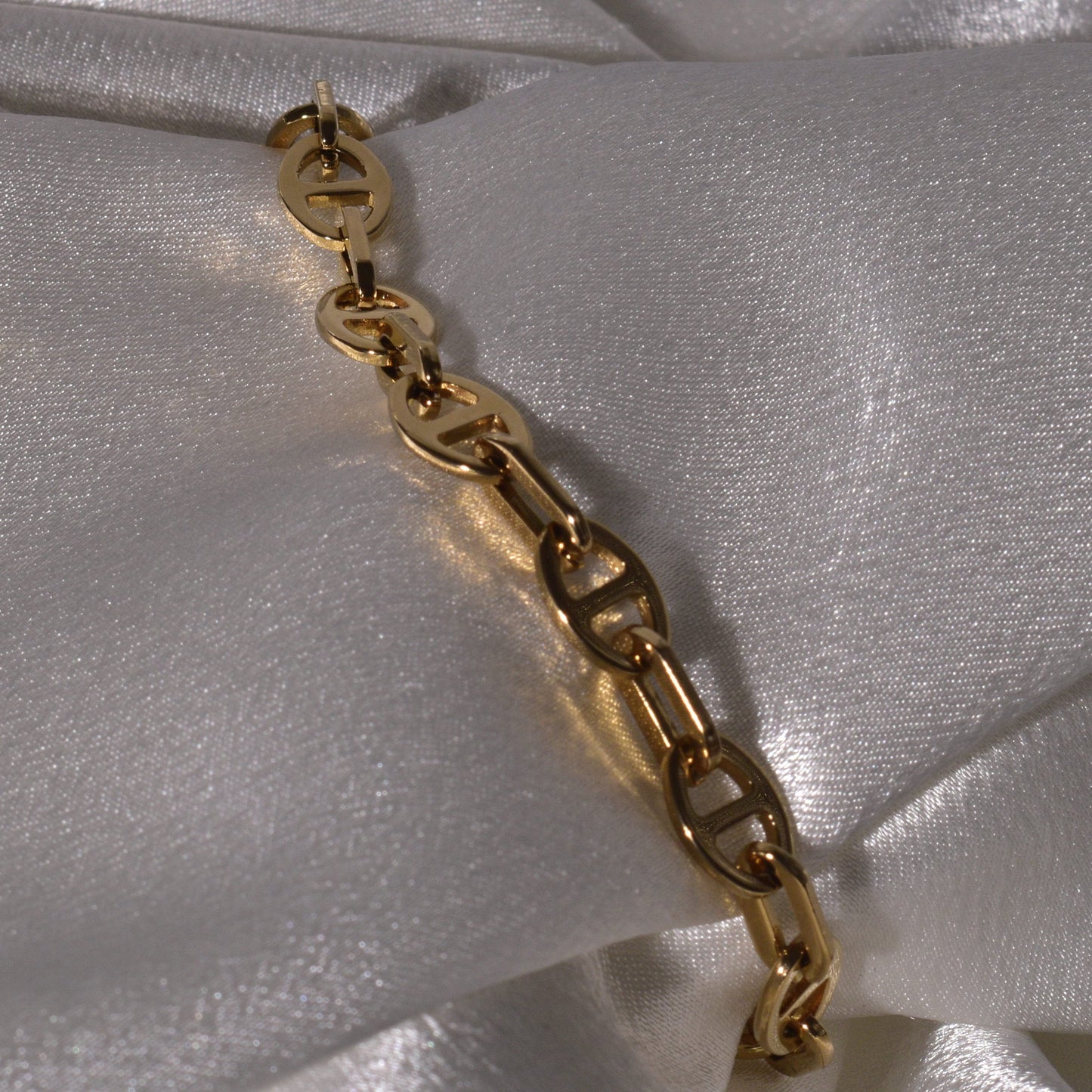 Everlasting Style: Gold Link Chain Bracelet