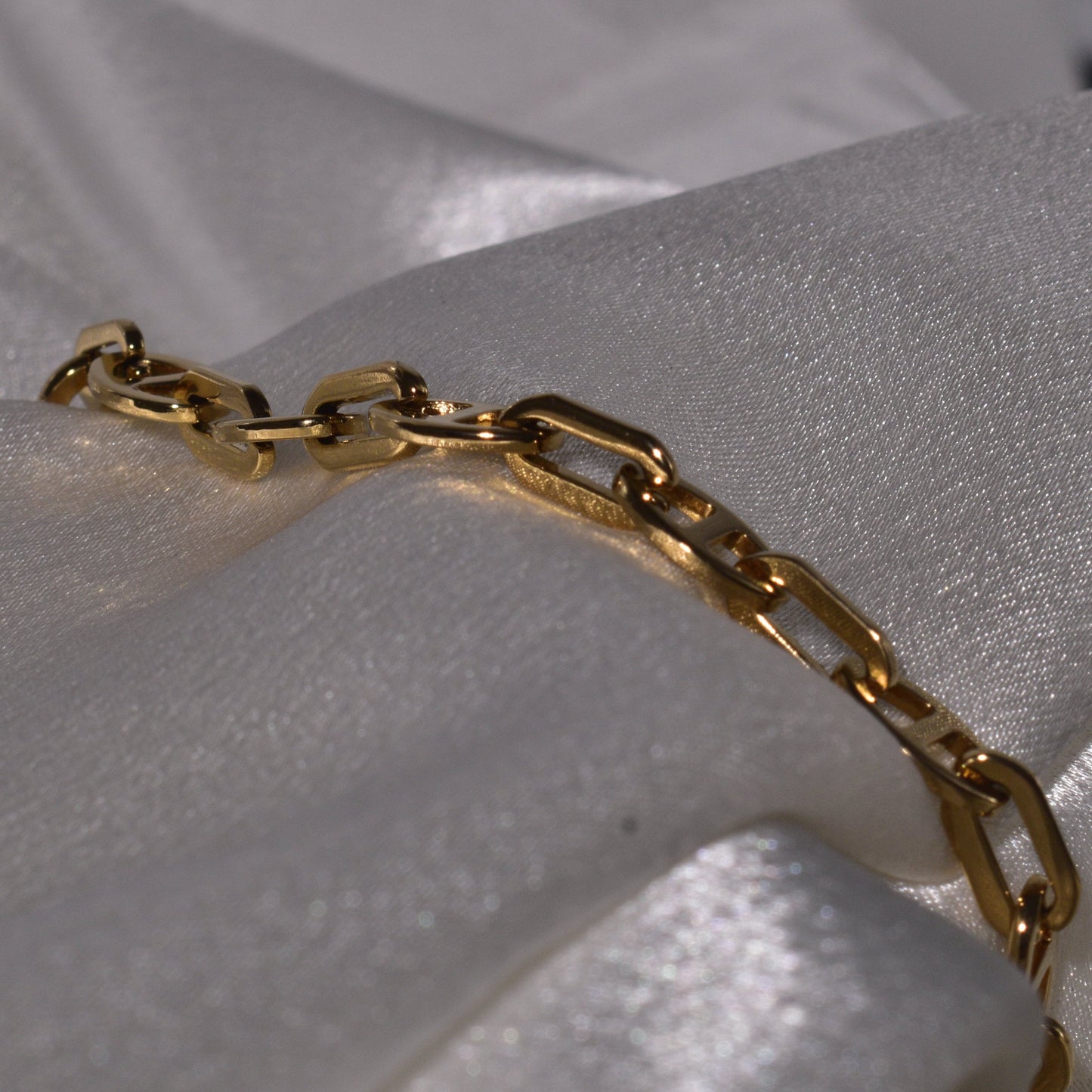 Everlasting Style: Gold Link Chain Bracelet