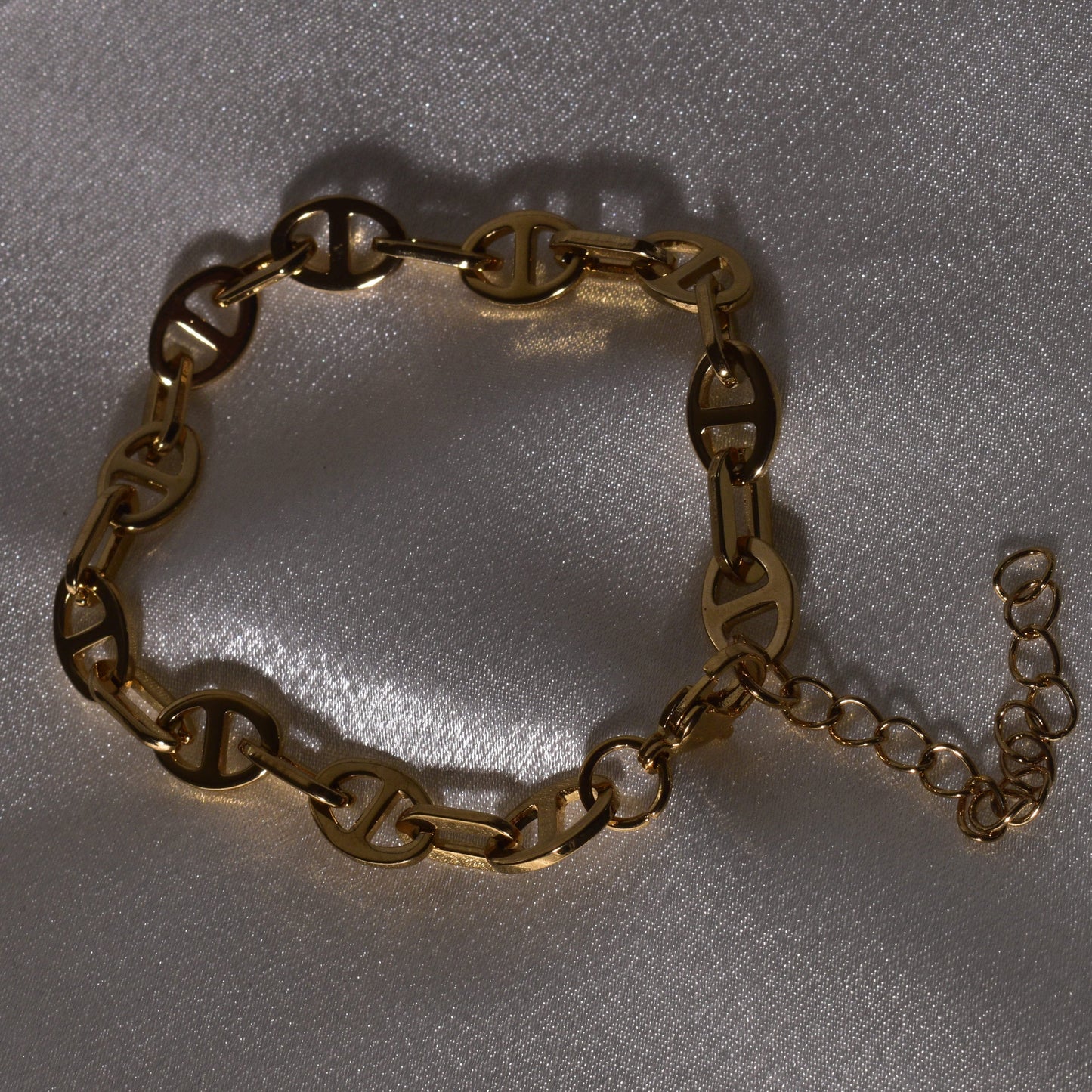 Everlasting Style: Gold Link Chain Bracelet