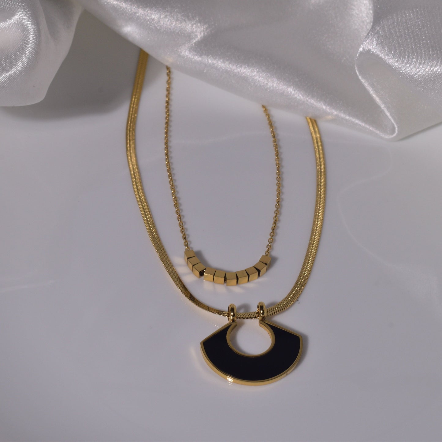 Bold & Elegant Layered Necklace – Modern Statement Piece