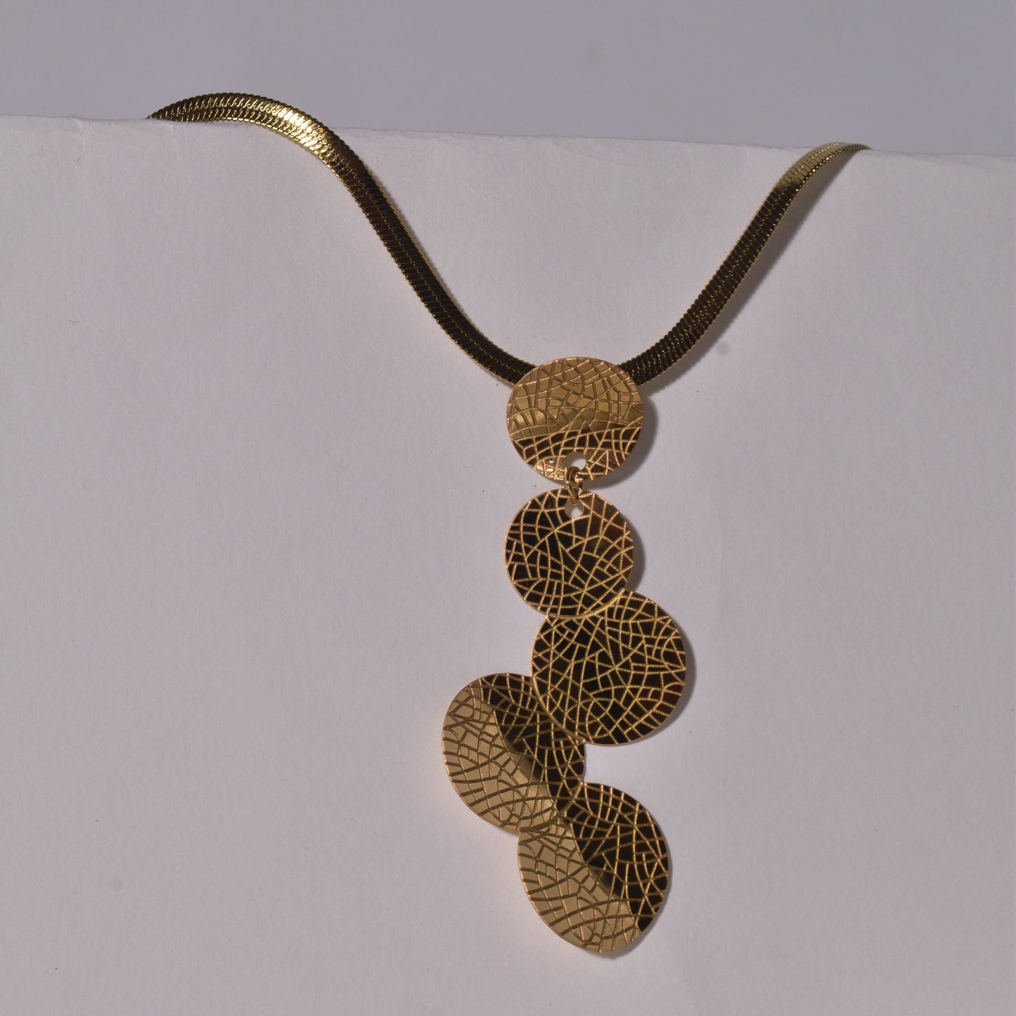 Stylish Disc Cascade Necklace with Texture