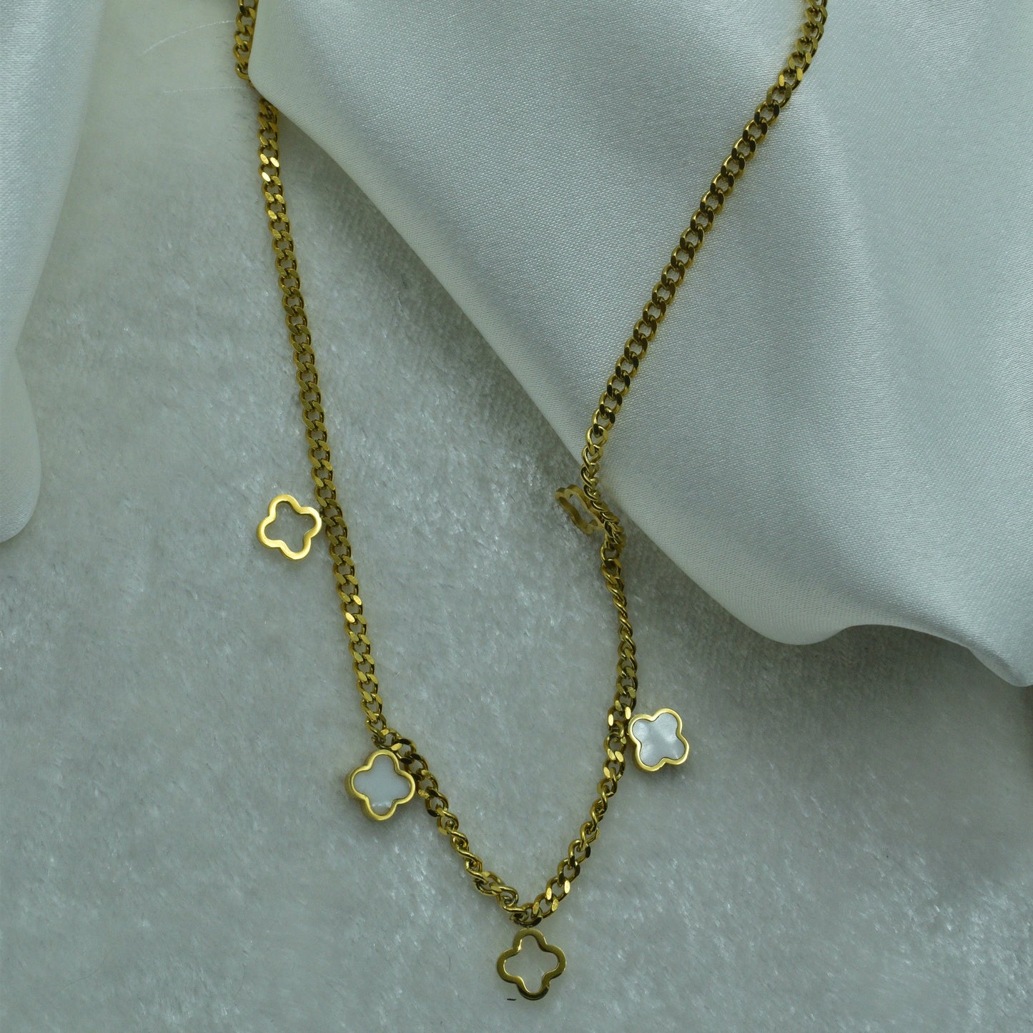 Chic & Understated Gold Necklace with an Elegant Clover Charm