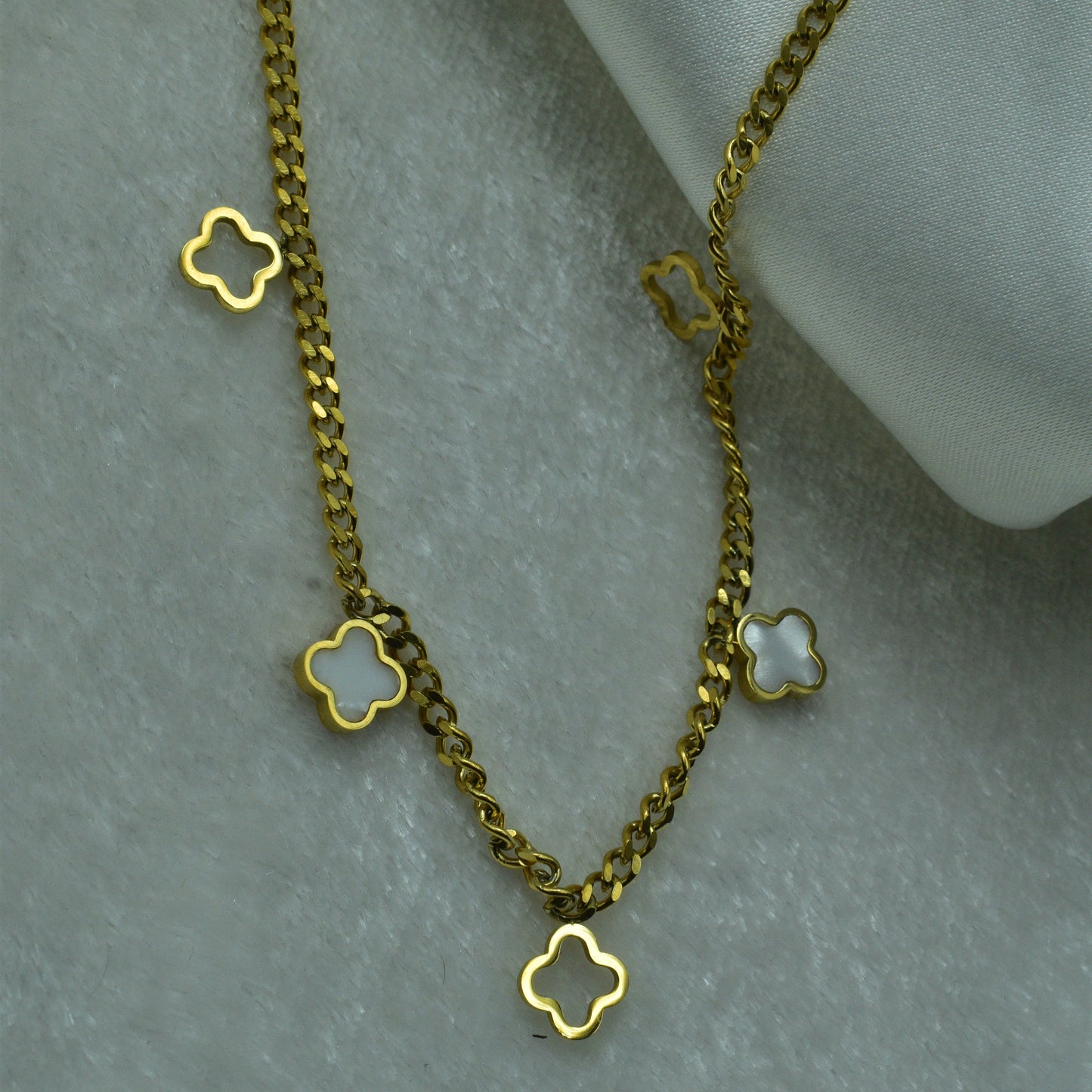 Chic & Understated Gold Necklace with an Elegant Clover Charm