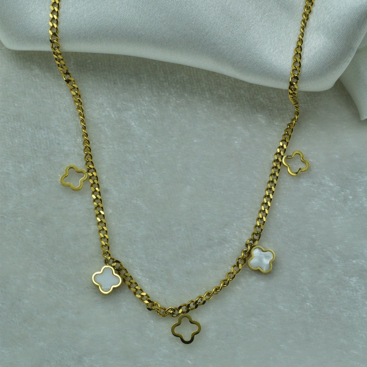 Chic & Understated Gold Necklace with an Elegant Clover Charm