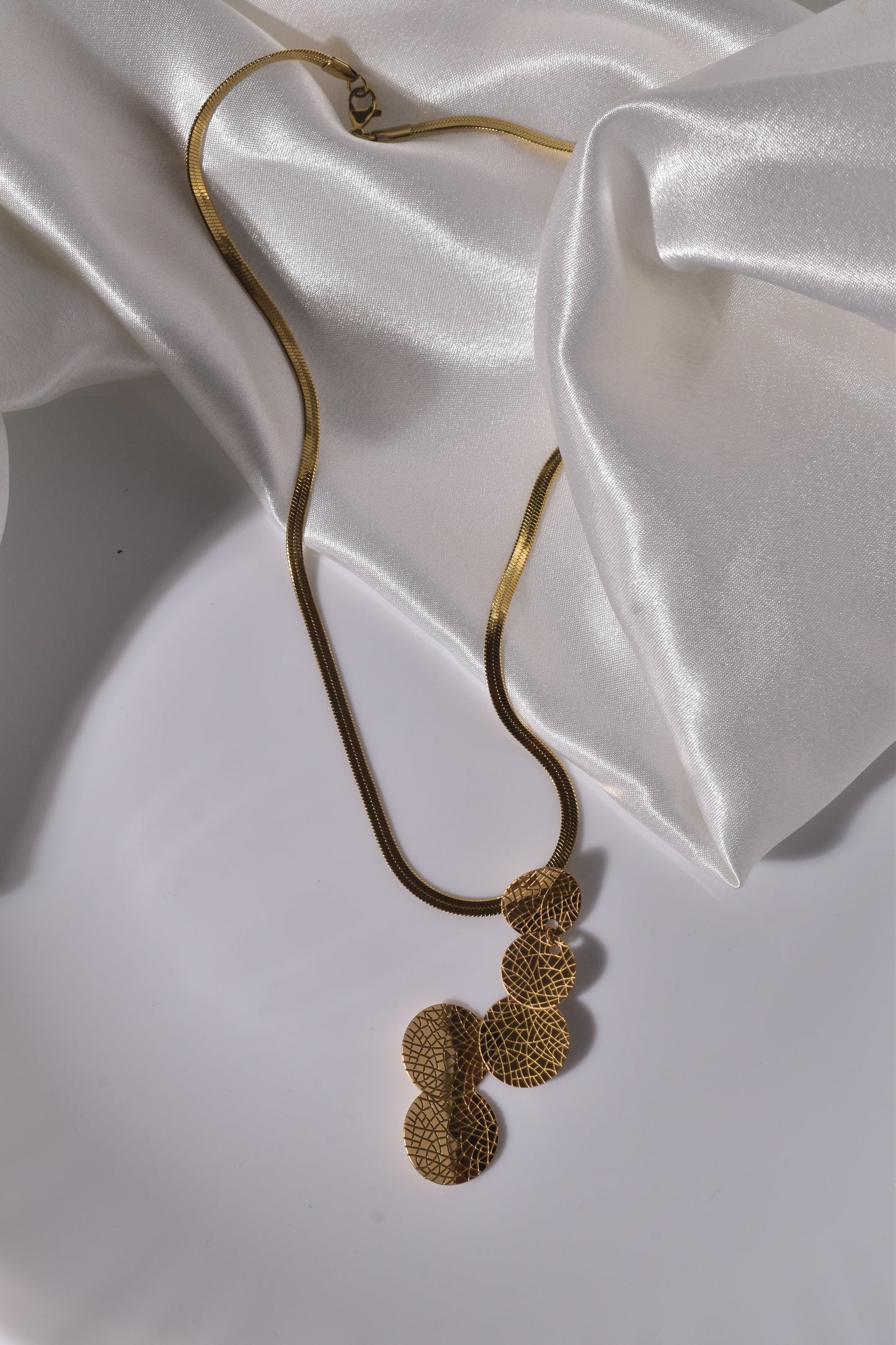 Stylish Disc Cascade Necklace with Texture