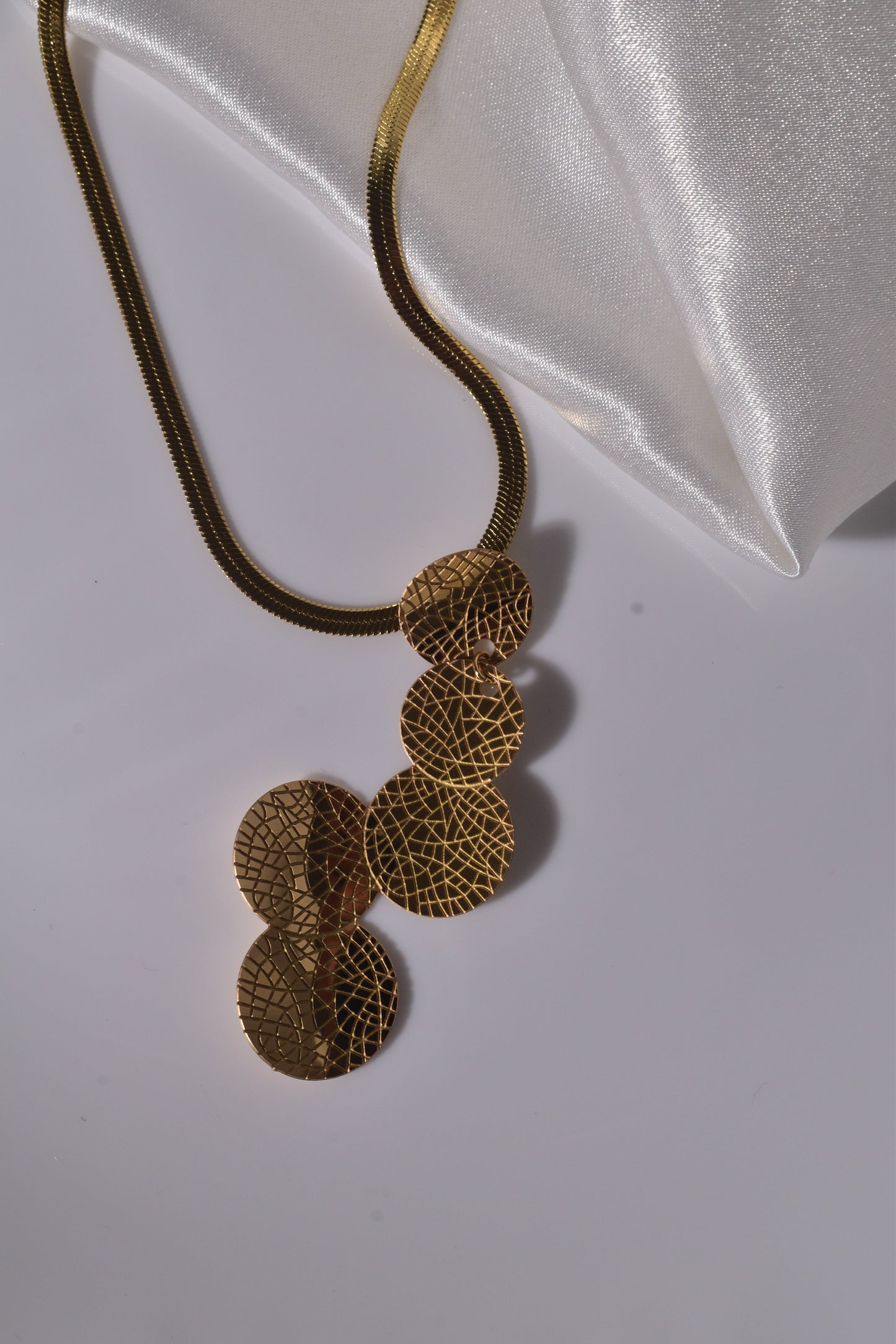 Stylish Disc Cascade Necklace with Texture