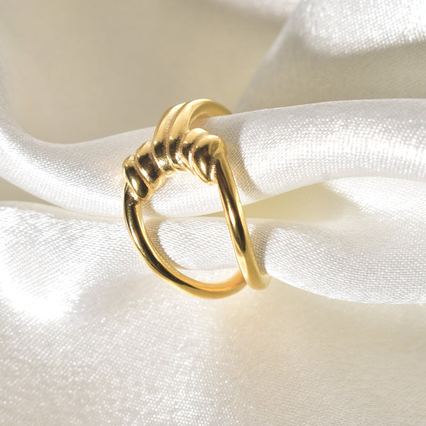 Timeless elegance with a classic rope twist gold ring