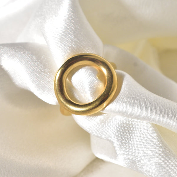The Gold Ring with an Organic Loop: Effortless Style