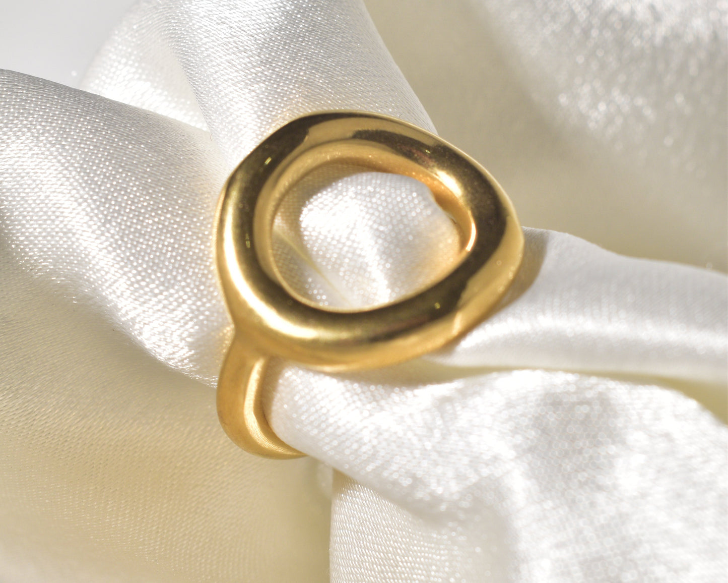 The Gold Ring with an Organic Loop: Effortless Style
