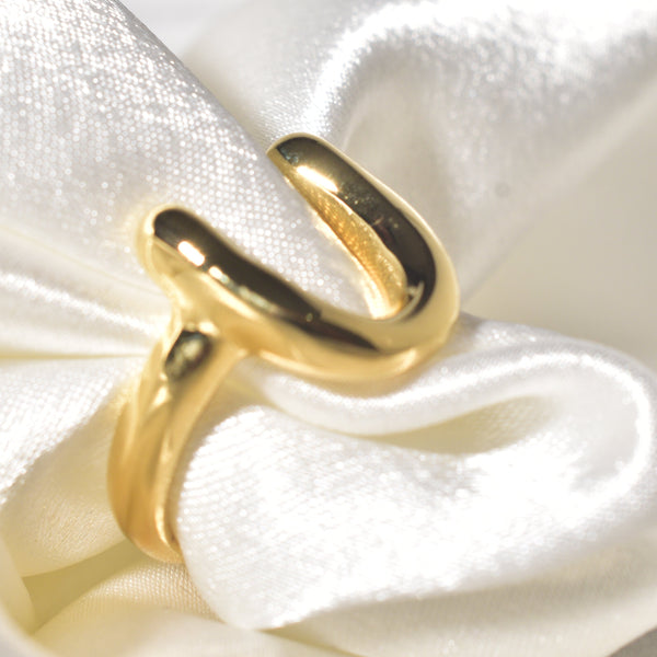 The Gold Ring with the Fluid Wave: Elegance in Motion