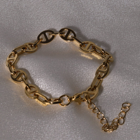 Everlasting Style: Gold Link Chain Bracelet