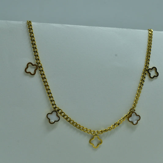 Chic & Understated Gold Necklace with an Elegant Clover Charm