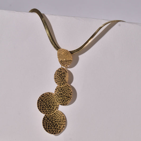 Stylish Disc Cascade Necklace with Texture
