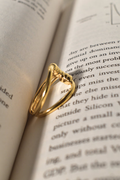 Timeless elegance with a classic rope twist gold ring