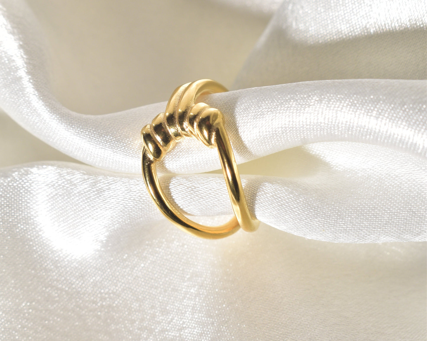Timeless elegance with a classic rope twist gold ring