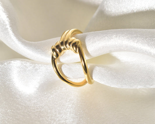 Timeless elegance with a classic rope twist gold ring