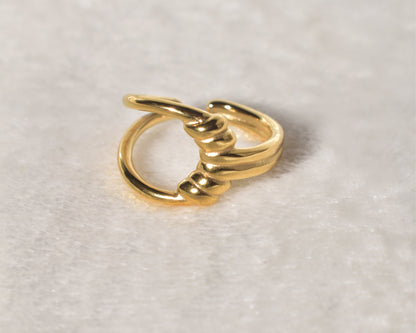 Timeless elegance with a classic rope twist gold ring