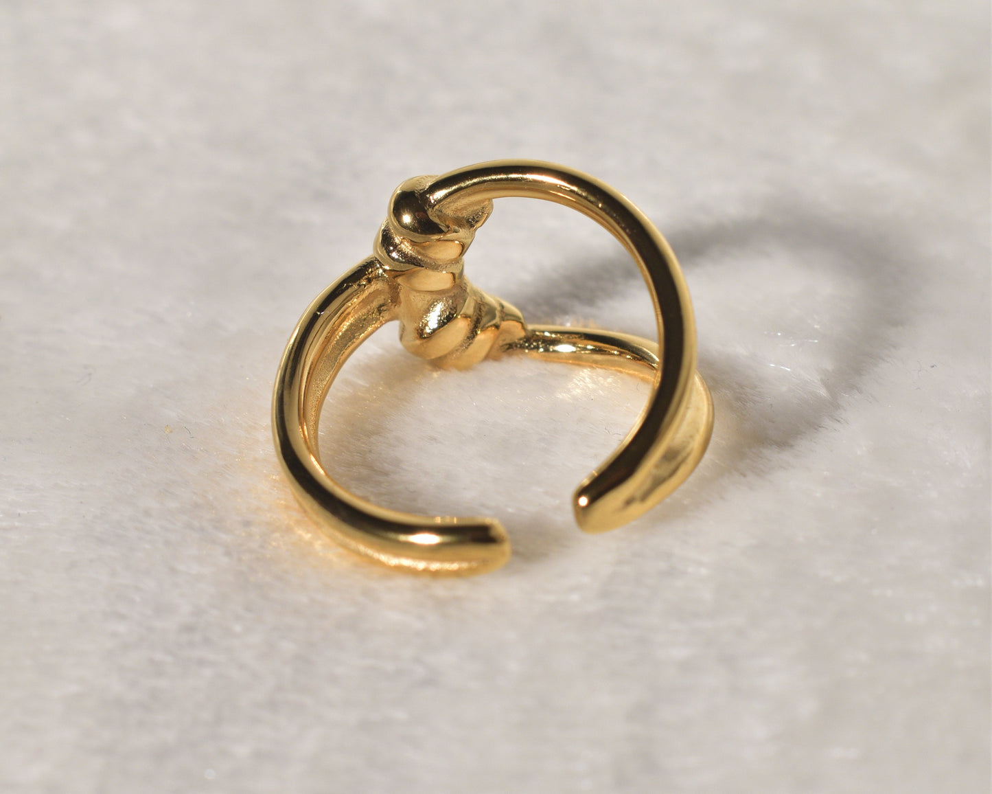 Timeless elegance with a classic rope twist gold ring