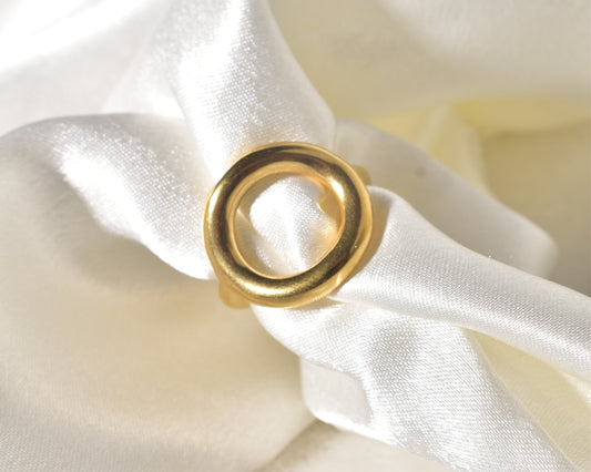 The Gold Ring with an Organic Loop: Effortless Style