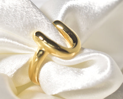 The Gold Ring with the Fluid Wave: Elegance in Motion