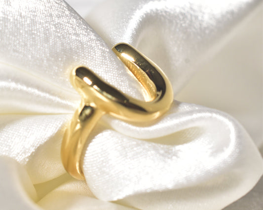 The Gold Ring with the Fluid Wave: Elegance in Motion