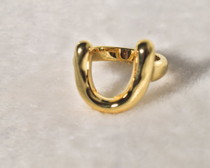 The Gold Ring with the Fluid Wave: Elegance in Motion