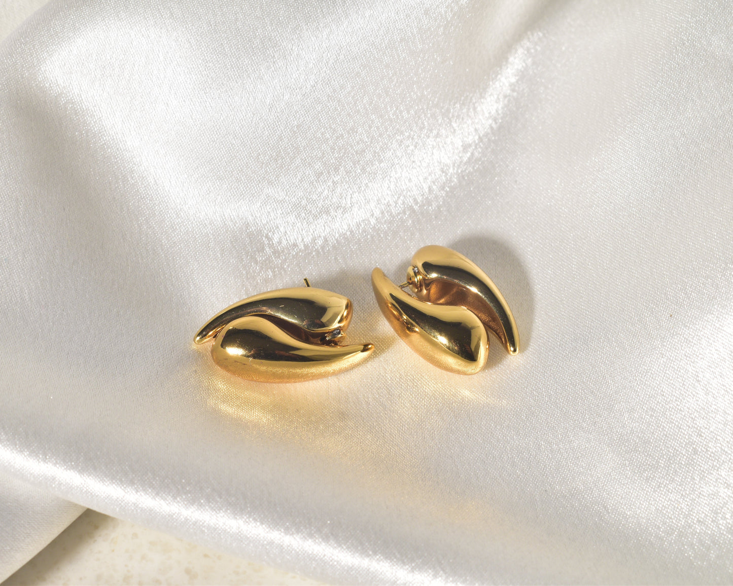 Elegant Gold Teardrop Huggie Earrings: Understated & Stylish