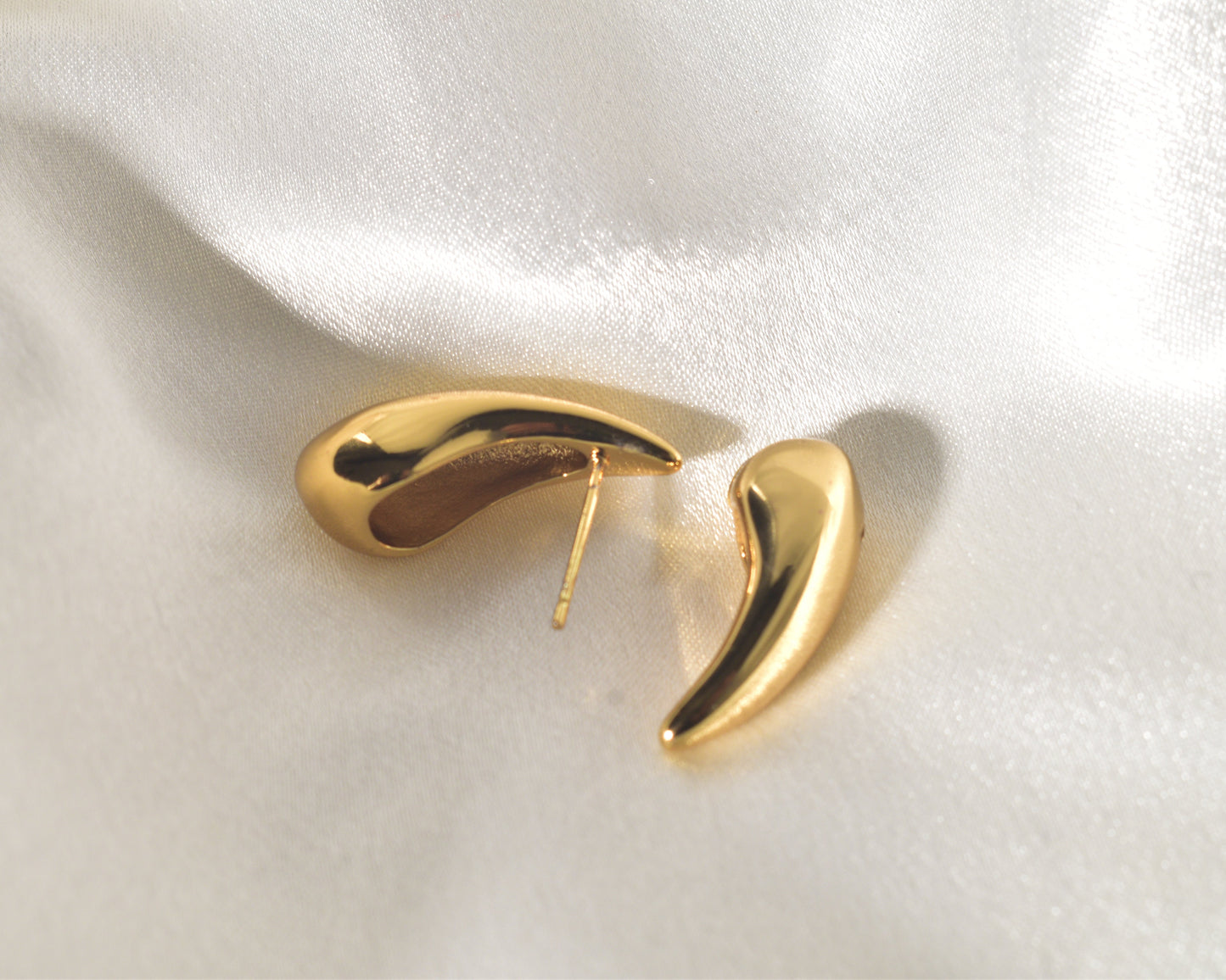 Elegant Gold Teardrop Huggie Earrings: Understated & Stylish