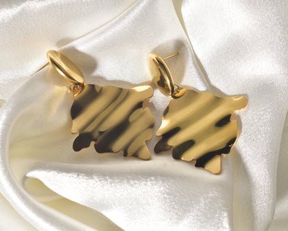 Bold and distinctive statement earrings made of molten gold